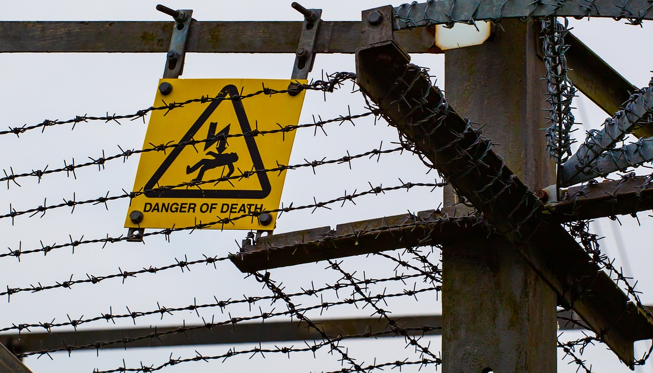 danger of death, danger sign, barbed wire